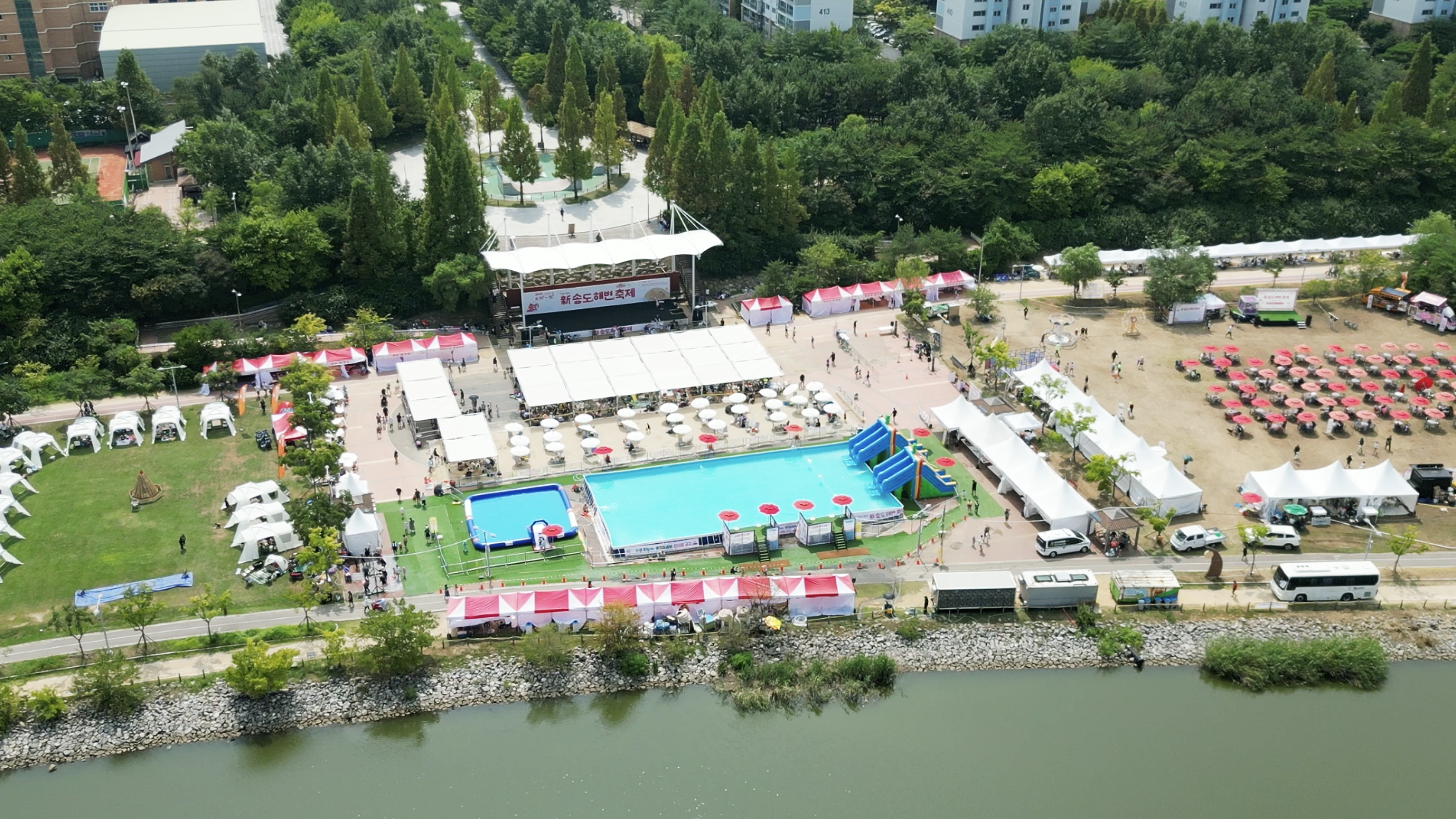 도심 속에서 물놀이와 문화 공연을 즐길 수 있는 2025년 제6회 송도 해변 축제가 오는 9일부터 15일까지 송도달빛공원에서 열린다